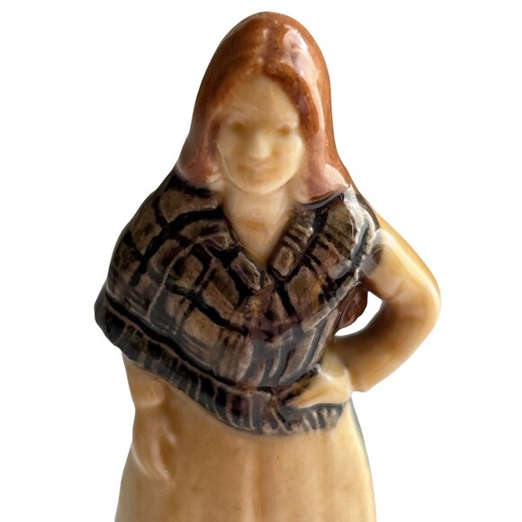 Vintage Wade Whimsies Figurine Woman In Shawl Collectible Ceramic Figure 3" - Picture 7 of 7